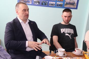Глава района Евгений Светлов встретился с еманжелинцами, защищающими страну в местах СВО