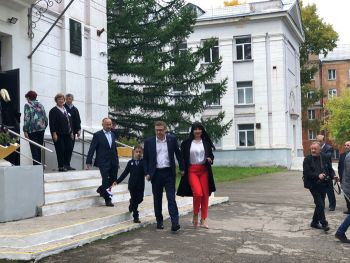 На избирательный участок в Металлургическом районе Челябинска Алексей Текслер приехал с женой и сыном