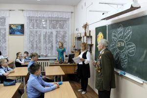 В еманжелинской школе № 4 прошла встреча учащихся с ветераном Великой Отечественной войны Иваном Давиденко
