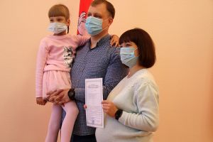 Молодая семья еманжелинцев Хорошавиных получила сертификат на жилищную субсидию