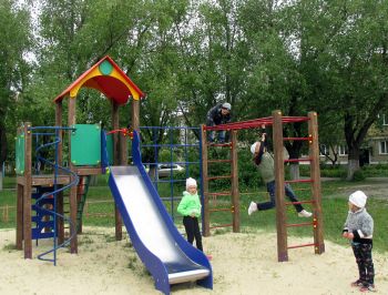В Еманжелинском районе появились современные спортивно-игровые комплексы для детей