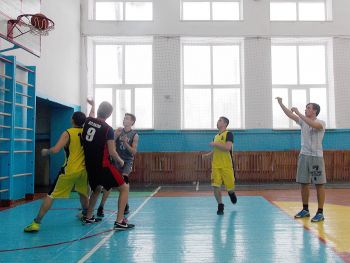 В Еманжелинске прошли состязания баскетболистов, в которых участвовали гости из Еткульского района, а также поселков Мирный и Кременкуль
