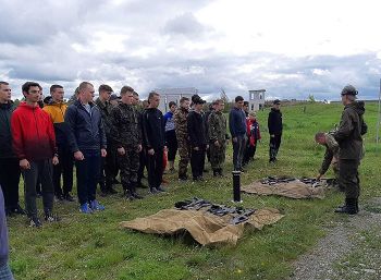 Начальник регионального штаба Юнармии Алексей Зязев провел военно-тактическую игру лазертаг с участниками сборов в Чебаркуле