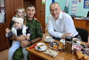 Глава Еманжелинского района Евгений Светлов встретился с участником СВО, приехавшим домой на побывку