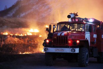 В Красногорском Еманжелинского района сгорел автомобиль и частично пострадал частный дом