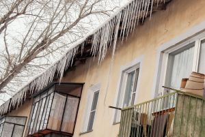 С начала года в стране произошло около 50 инцидентов, когда снег и наледь с крыш падали на прохожих