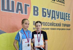 Еманжелинские спортсменки Юлия Чернецкая и Алина Хамурзина стали бронзовыми призерами Всероссийских состязаний по настольному теннису в Оренбуржье