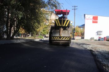 В Еманжелинске заасфальтировали проезд на улице Бажова