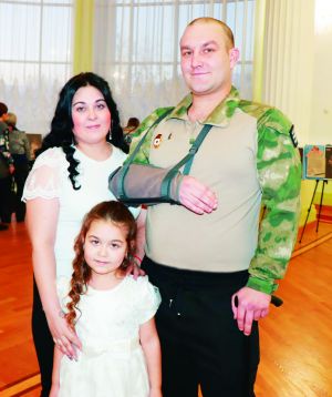 С Новым годом еманжелинцев поздравляет семья Абашевых