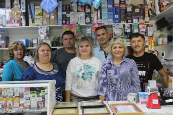 Энергичная хозяйка магазина Галина Шайнурова (в центре), опытные продавцы-консультанты Елена Чегус, Юлия Ефимова, Нурия Гиниятуллина, Ильфат Хурматов, Александр Жигайло, а также супруг Галины Геннадьевны и главный ее помощник в бизнесе Тафкил Шайнуров