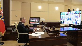 Президент РФ Владимир Путин подчеркнул, что крайне важно сейчас поддержать семьи с детьми