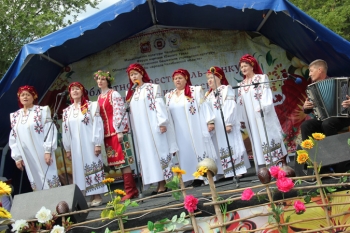 На сцене фестиваля - еманжелинская "Квитка"