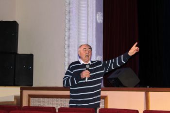 В Еманжелинске выступил с концертом Александр Сергеев, лауреат Всероссийских конкурсов актерской песни им. Шульженко
