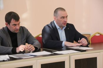 Глава Еманжелинского района Евгений Светлов поручил усилить работу по очистке крыш от наледи, снега и сосулек