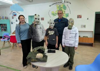 В Еманжелинском округе профессиональные спасатели рассказывают детям о правилах безопасности
