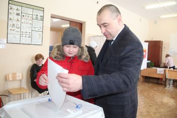 Глава Еманжелинского района Евгений Светлов проголосовал на выборах Президента Российской Федерации