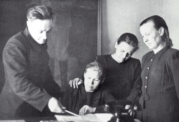 1952 год. Первый состав редакции: Б.М. Мещеряков, корреспондент промышленного отдела В.И. Ефанова (в этом году ей исполнилось 97 лет), зав. партийным отделом М.И. Петрова, зав. отделом писем и культуры К.С. Смолина