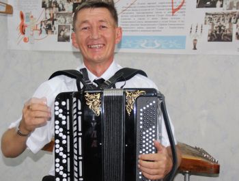 Самодеятельные артисты Еманжелинска получили в подарок баян