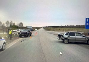 На дороге, ведущей в Зауральский, в аварии пострадали пассажиры отечественного авто