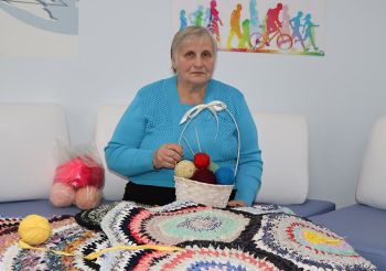 Пенсионерка из Еманжелинска Зоя Хлюстова три года плетет коврики и вяжет теплые вещи для участников СВО