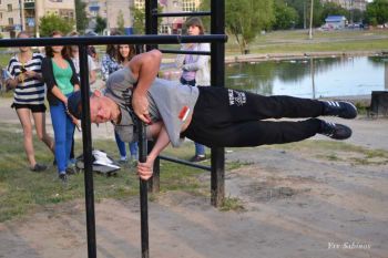 В Еманжелинске в День молодежи в сквере протянули "Сушку" и соревновались воркаутеры