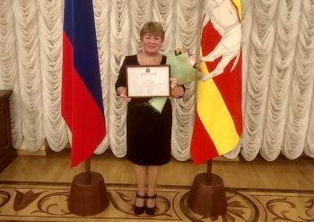 Музыкальный руководитель детского сада Лариса Хвостова из Еманжелинского района награждена премией губернатора Челябинской области Алексея Текслера