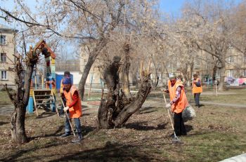 Работники ООО "Уют" чистят городские дворы