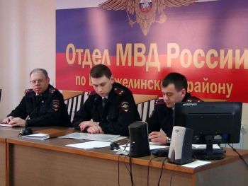 Перед началом мероприятия с разъяснениями задач выступил и.о. начальника отдела МВД России по Еманжелинскому району подполковник внутренней службы Иван Бедов (в центре)
