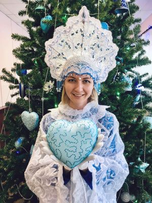 С Новым годом еманжелинцев поздравляет культорганизатор ДК «30 лет ВЛКСМ», ведущая районных мероприятий Анастасия Матюшкина