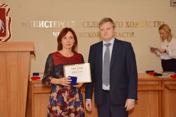 Министр сельского хозяйства региона Алексей Кобылин и директор по производству МПК "Ромкор" Елена Скуратова