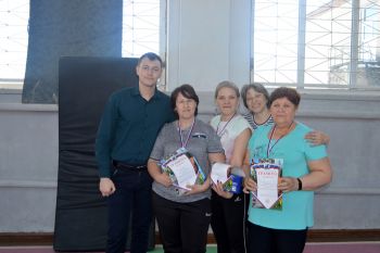Девушки-призеры и начальник отдела по делам молодежи и спорта УКМПиС Дмитрий Романов