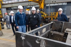 Руководитель Росавтодора Роман Новиков посетил в Челябинской области одно из ведущих предприятий по производству отечественной дорожной и специальной техники