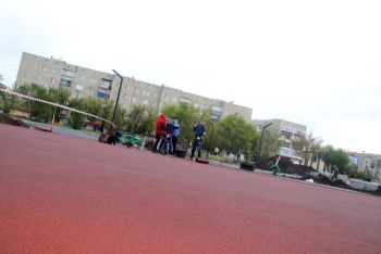 В городском сквере Еманжелинска обустраивают новую детскую площадку