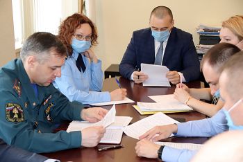 Государственный пожарный надзор напоминает еманжелинцам: владельца частного дома могут оштрафовать за сухую поросль