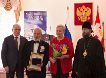 Медаль &laquo;За любовь и верность&raquo; супругам Яковлевым вручил губернатор Борис Дубровский