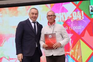 В Еманжелинске в День города наградили отличившихся работников предприятий, учреждений и общественных организаций