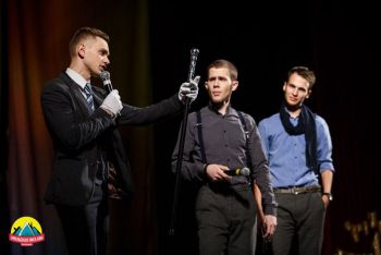 Данил Саломатов (слева) играет роль директора театра