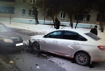 В Еманжелинске столкнулись две &laquo;Лады&raquo;