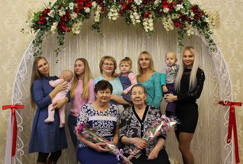 В еманжелинском ЗАГСе чествовали мам &ndash; представителей четырех поколений одной большой семьи