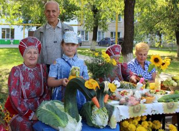 В поселке Зауральском Еманжелинского района садоводы-любители доставили на площадь необычные экспонаты с грядки