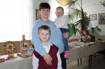 Победитель Алексей Бондаренко вместе с мамой Яной и сестренкой Дариной