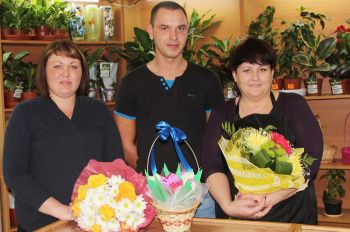 Сергей Пшенцов с продавцами Юлией Фирулевой и Ириной Вдовченко