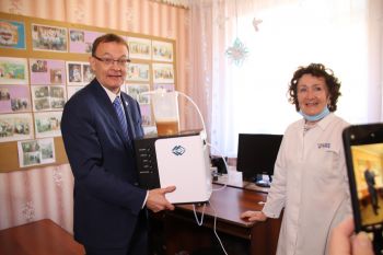 Депутат ЗСО Владимир Перезолов приобрел для ветеранов Еманжелинска кислородный коктейлер