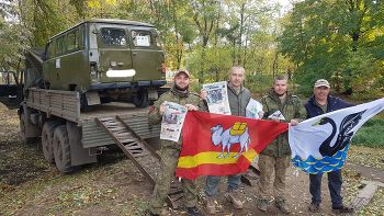 Глава района Евгений Светлов в ходе командировки в зону СВО передал защитникам Отечества автомобиль-«буханку»