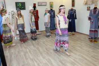 В Еманжелинске экспонируются работы челябинского модельера
