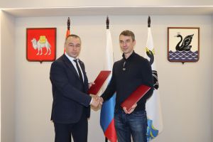 Глава Еманжелинского района Евгений Светлов и руководитель компании «ВкусноЕл» Дмитрий Медведевский заключили инвестиционное соглашение
