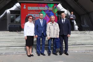 В Еманжелинске на празднике в честь Дня города и Дня шахтера 35 горняков получили подарки от администрации района