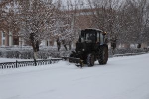 В Еманжелинске коммунальщики ведут борьбу со снегом
