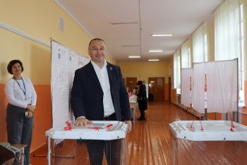 Глава Еманжелинского района Евгений Светлов принял участие в голосовании на выборах депутатов в областной и местный парламенты