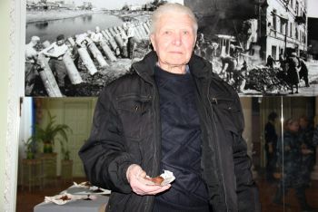 С блокадным хлебом труженик тыла Александр Никитич Карпухин